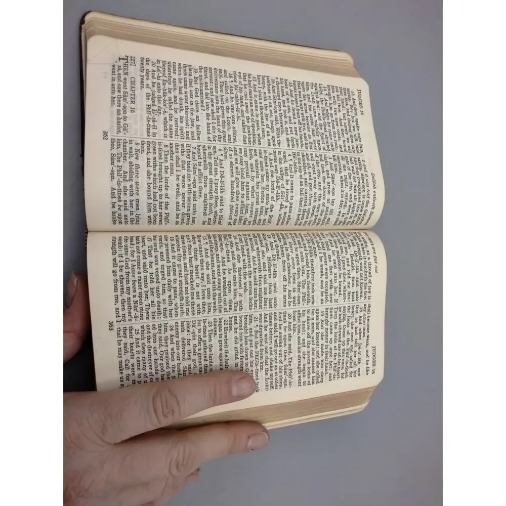 Oxford Self-Pronouncing Holy Bible KJV Old New Testaments Concordance